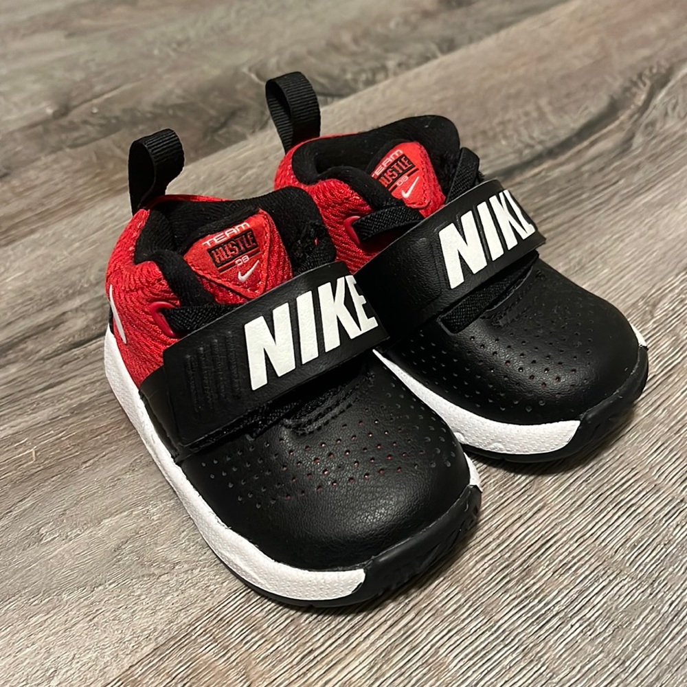Nike Team Hustle D8 Toddler kids Tennis Shoes Red Black Sz 4C